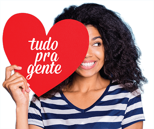 Cliente segurando um coração com a frase tudo pra gente