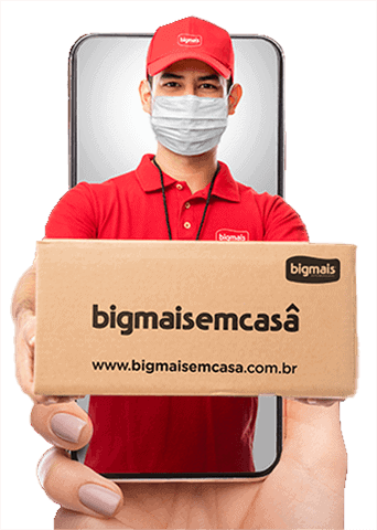 Entregador do Bigmais em Casa com uma caixa de compras